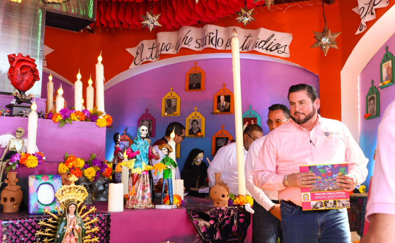 Inaugura alcalde Ismael Burgueño tradicional Altar de Muertos en el Mercado Hidalgo