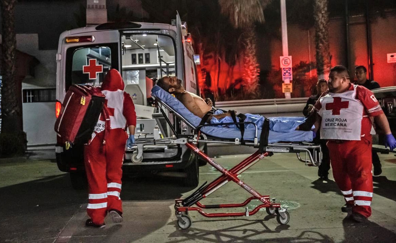 Atacan a dos hombres, se refugian en una gasolinera