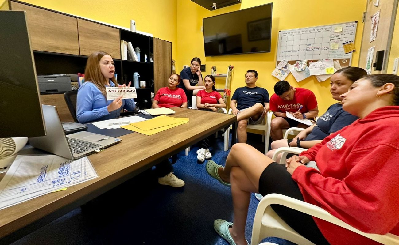 Instruye COEPRIS BC sobre normatividad a escuela de natación para la prevención de enfermedades