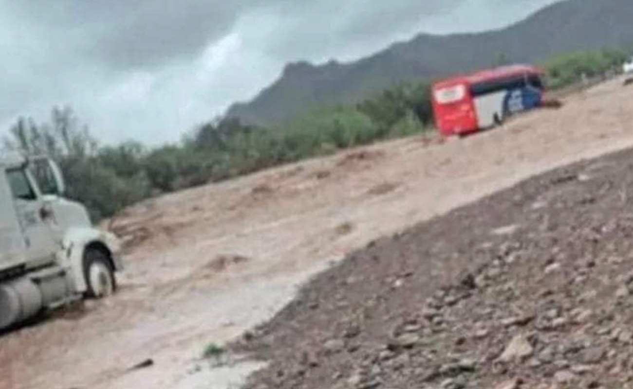 Arroyo arrastra camión de pasajeros en Loreto