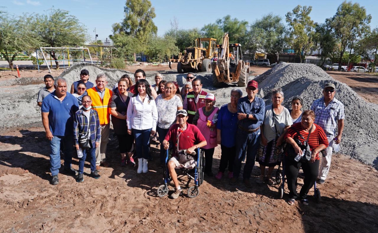 Norma Bustamante inicia la transformación del parque y campo de fútbol de villas del colorado