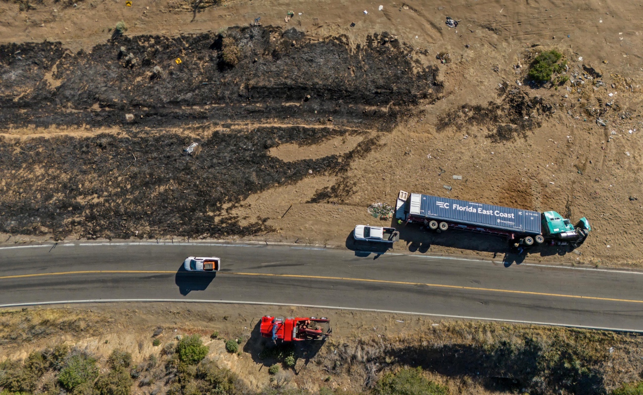 Sigue activo incendio forestal en La Rumorosa