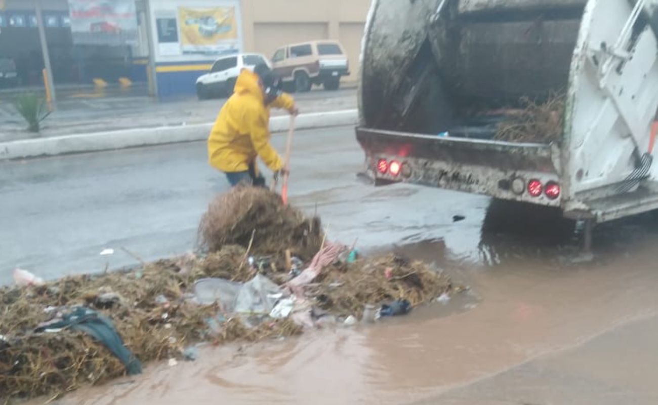 Limpian pluviales cuadrillas municipales de Rosarito
