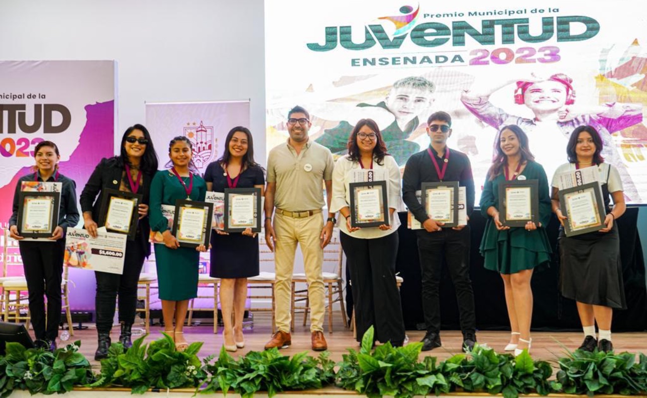 Entrega Armando Ayala galardones del Premio Municipal de la Juventud de Ensenada 2023