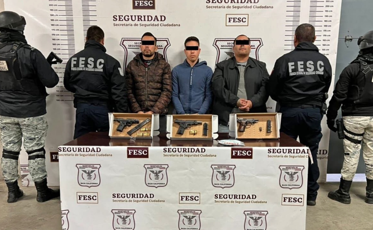 Caen tres hombres en posesión de armas de fuego y dosis de fentanilo en La Sierra