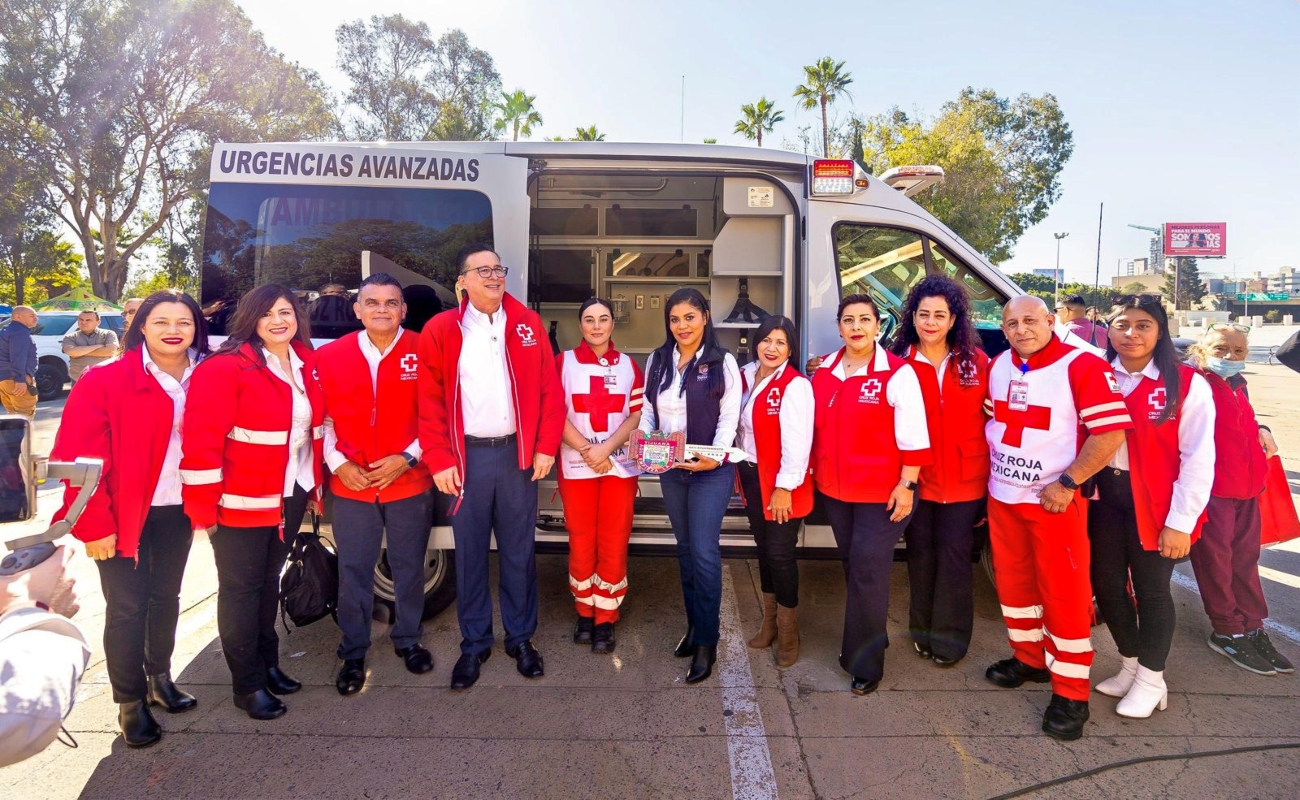 Alcaldesa Montserrat Caballero dona ambulancia a Cruz Roja Tijuana