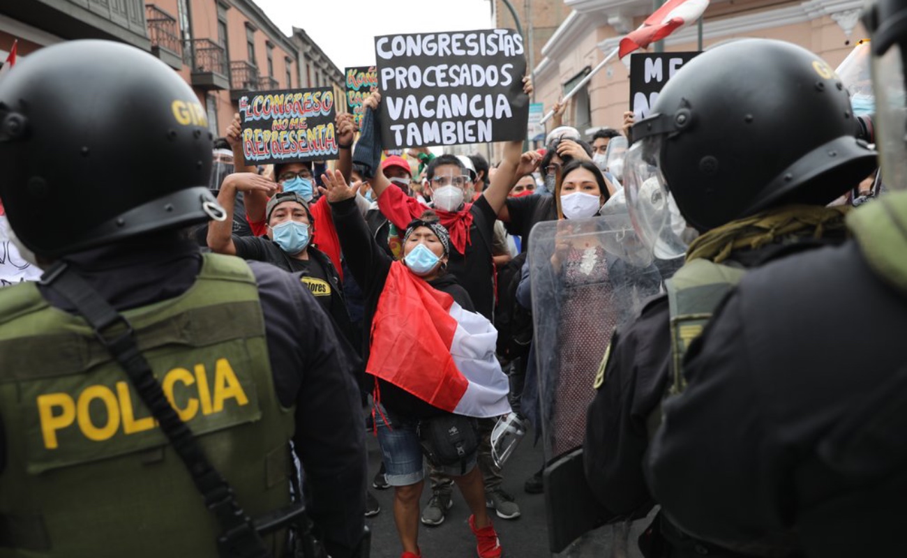 Dos muertos y casi 100 heridos dejan protestas y crisis política en Perú