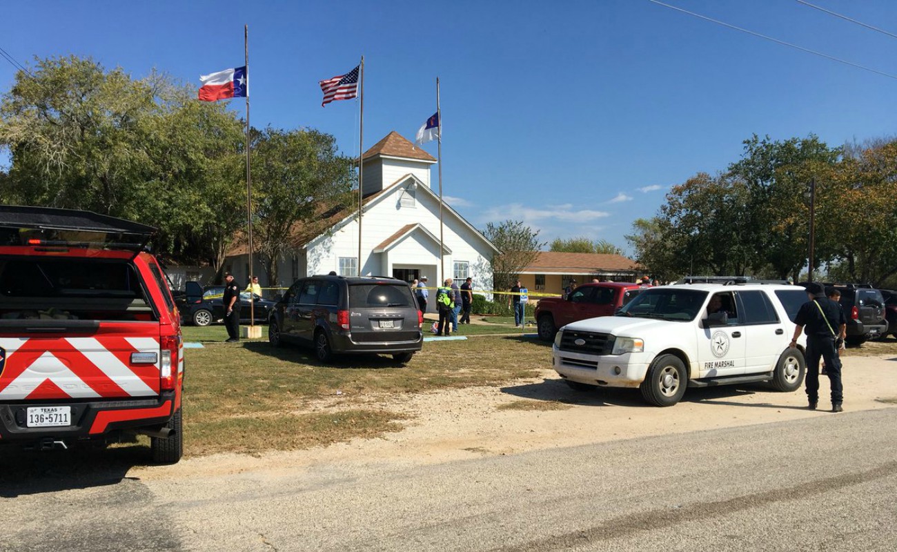 Más de 20 muertos en balacera en iglesia de Texas.
