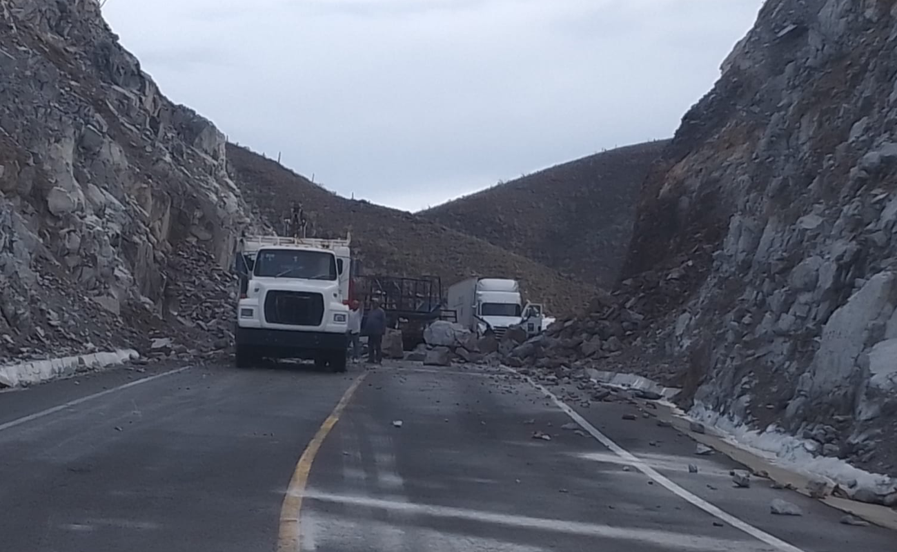 Derrumbe obliga al cierre de la carretera a San Luis Gonzaga