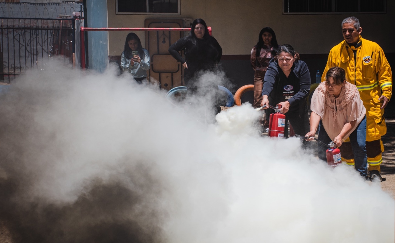 Capacitan Bomberos de Tijuana a docentes de escuelas municipales