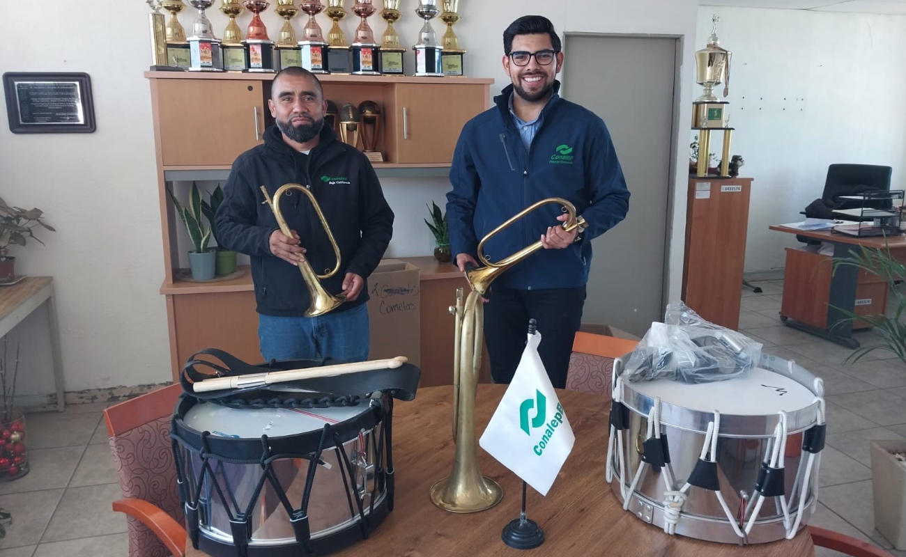 Donan instrumentos y accesorios para banda de guerra de CONALEP Ensenada