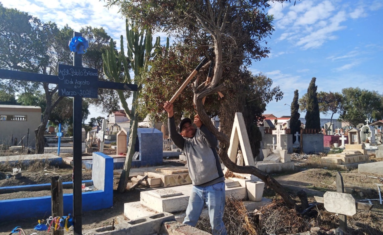 Continúan jornadas de limpieza en panteón y sitios públicos de Rosarito