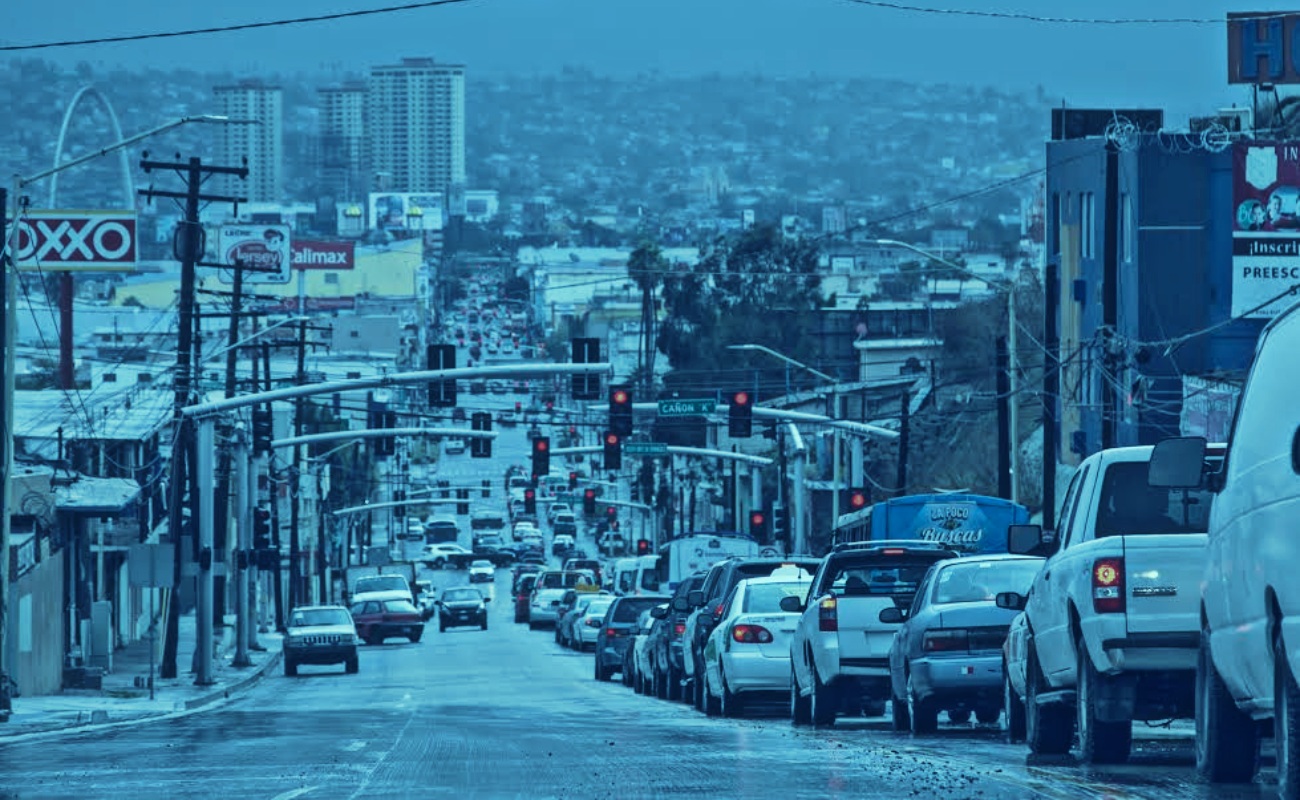 Encharcamientos y caos vial por lluvias en Tijuana