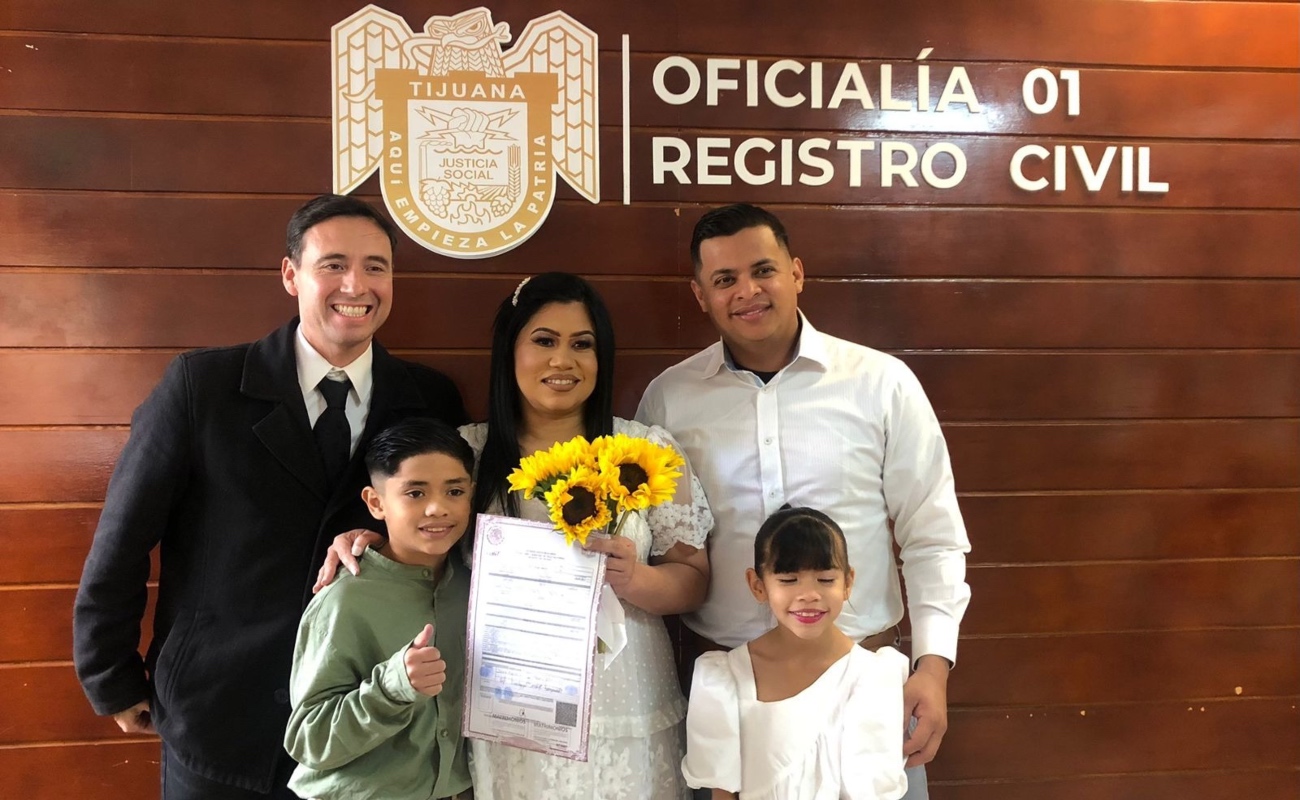 Apoyan a pareja venezolana de albergue temporal Reforma para formalizar su matrimonio