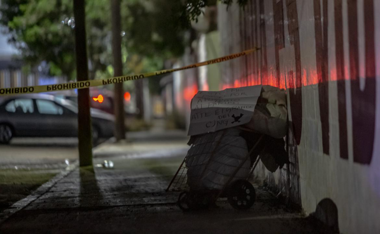 Dejan cuerpo en carrito de super junto a narcomensaje; hay dos detenidos