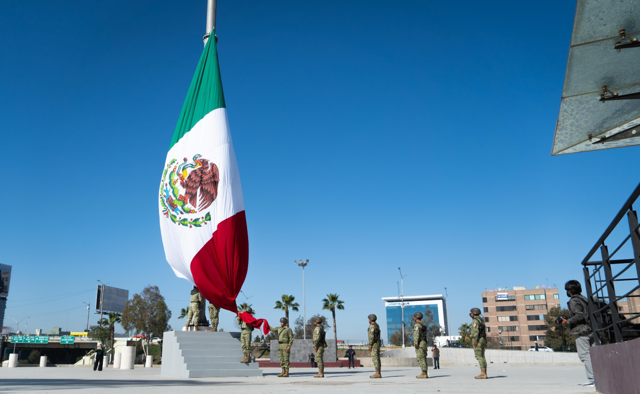 Encabeza Ismael Burgueño ceremonia del Día de la Bandera