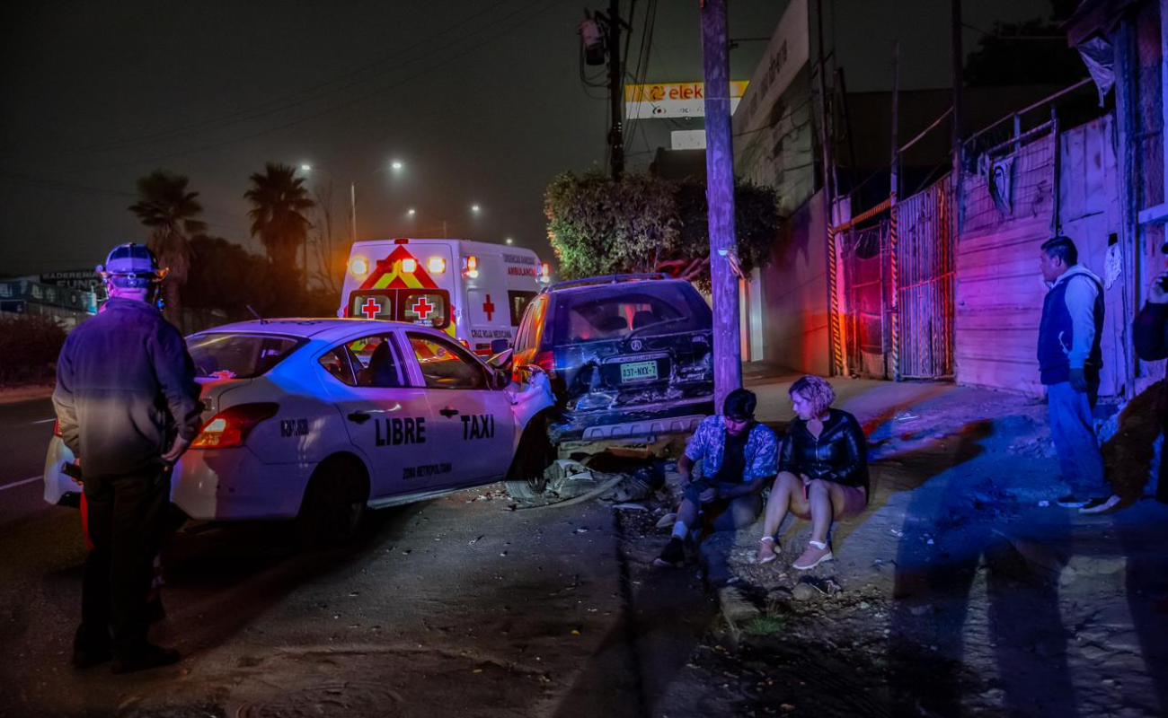 Taxista se queda dormido y choca en el Bulevar Fundadores