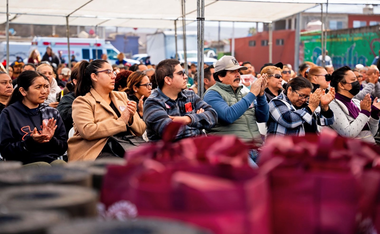 Entregan apoyos sociales a residentes de Villas VI