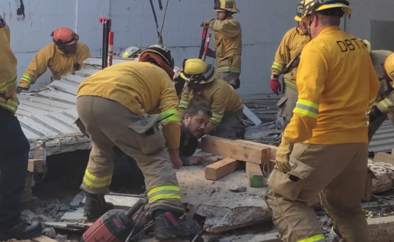 Colapsa techo, bomberos logran rescatar a dos adultos y un menor