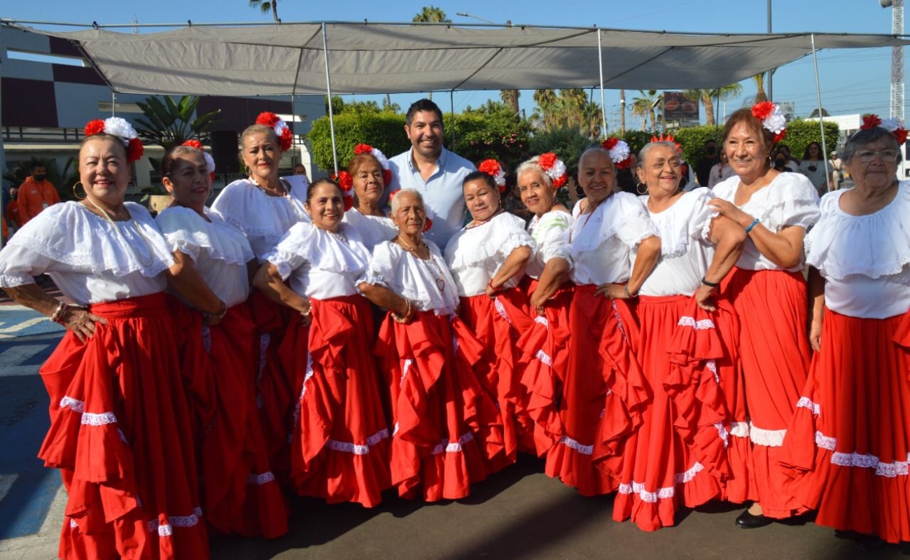 Celebra Armando Ayala a adultos mayores en Ceremonia Cívica “Colores de México”