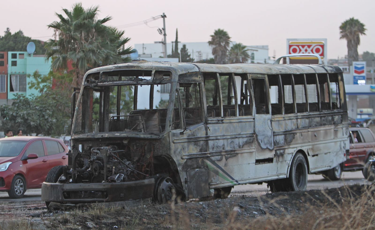 Incendio consume camión de transporte de personal