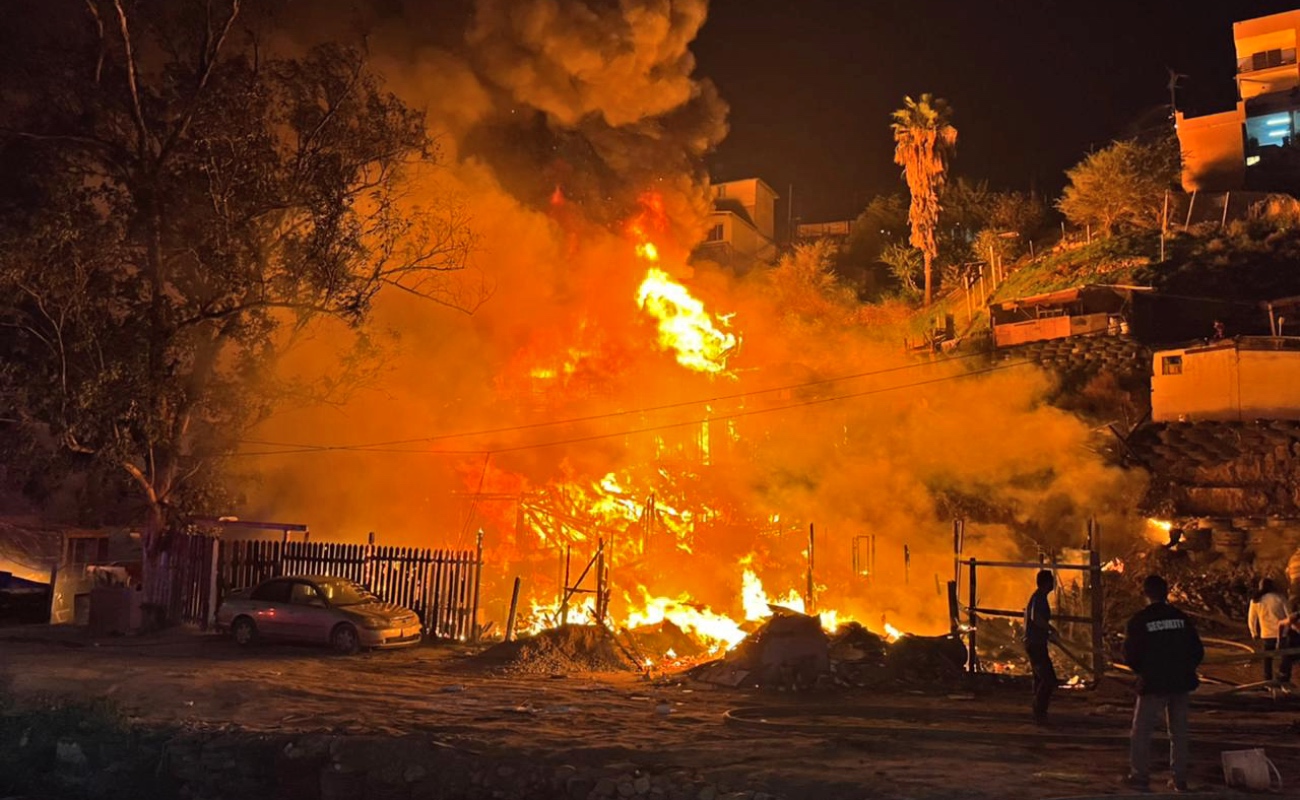 Consume fuego 15 viviendas en zona invadida sobre Bulevar Rosas Magallón