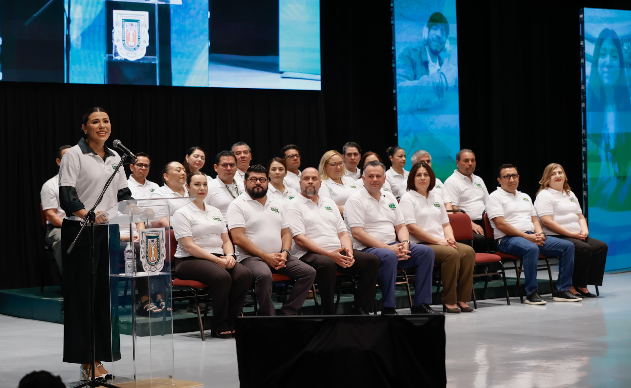 Se pone la camiseta de cimarrona gobernadora Marina del Pilar en Ceremonia de Bienvenida a estudiantes