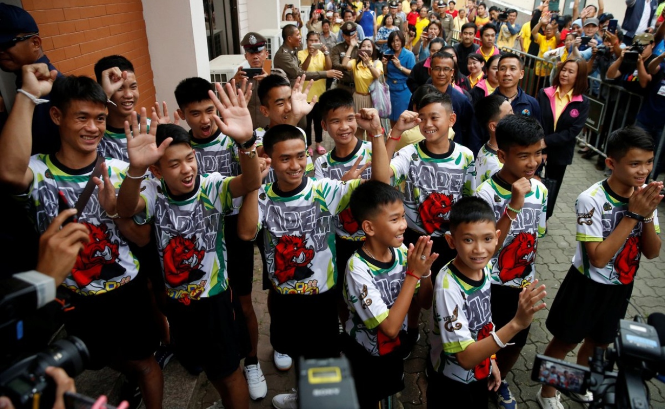 Menores rescatados de cueva en Tailandia homenajean a buzo que murió por ayudarlos