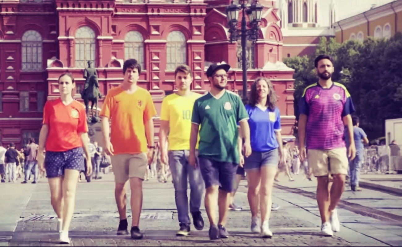 Llevan orgullo gay a Rusia, donde está prohibido mostrar símbolos gays