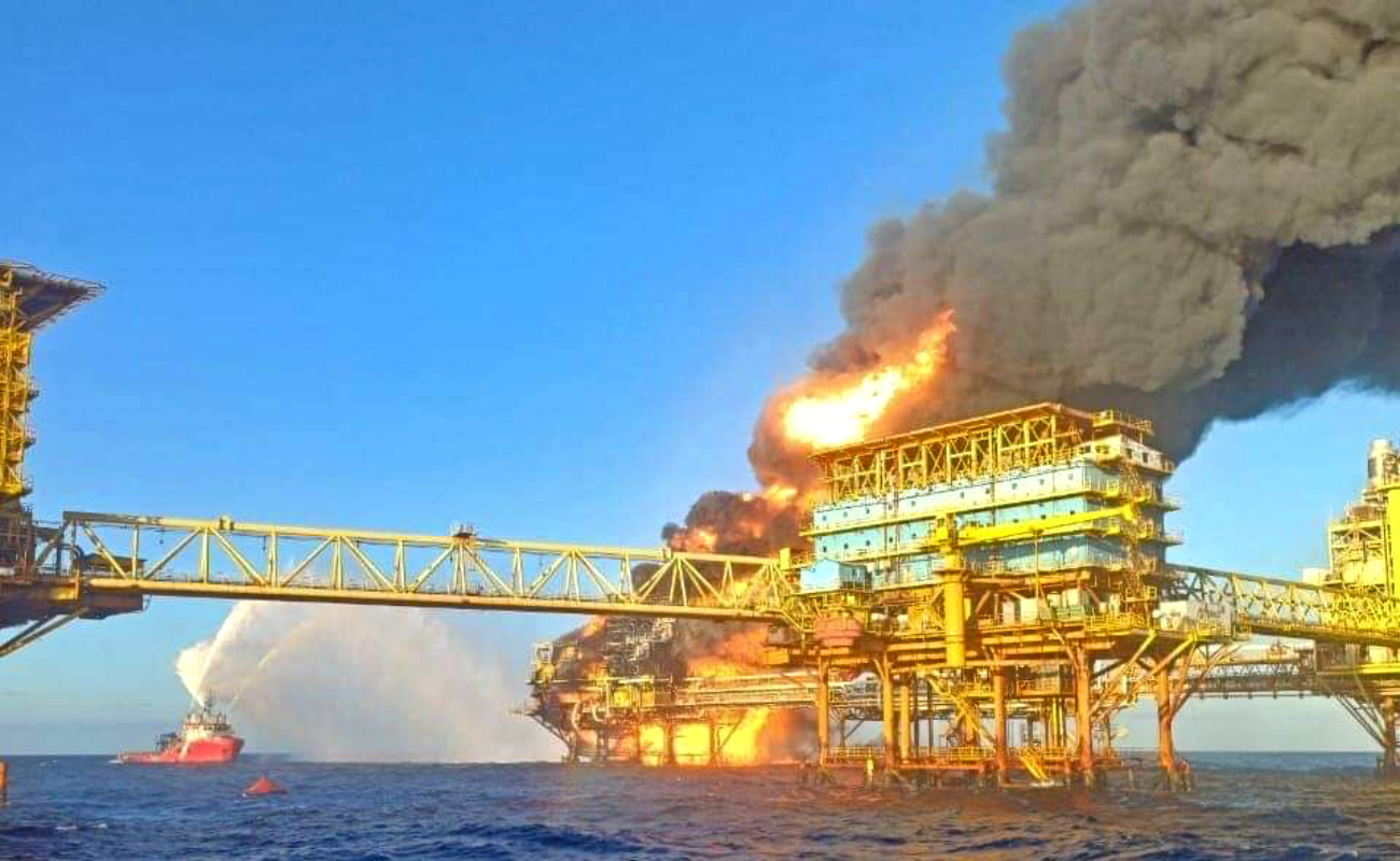 Se incendia plataforma petrolera en Cantarell