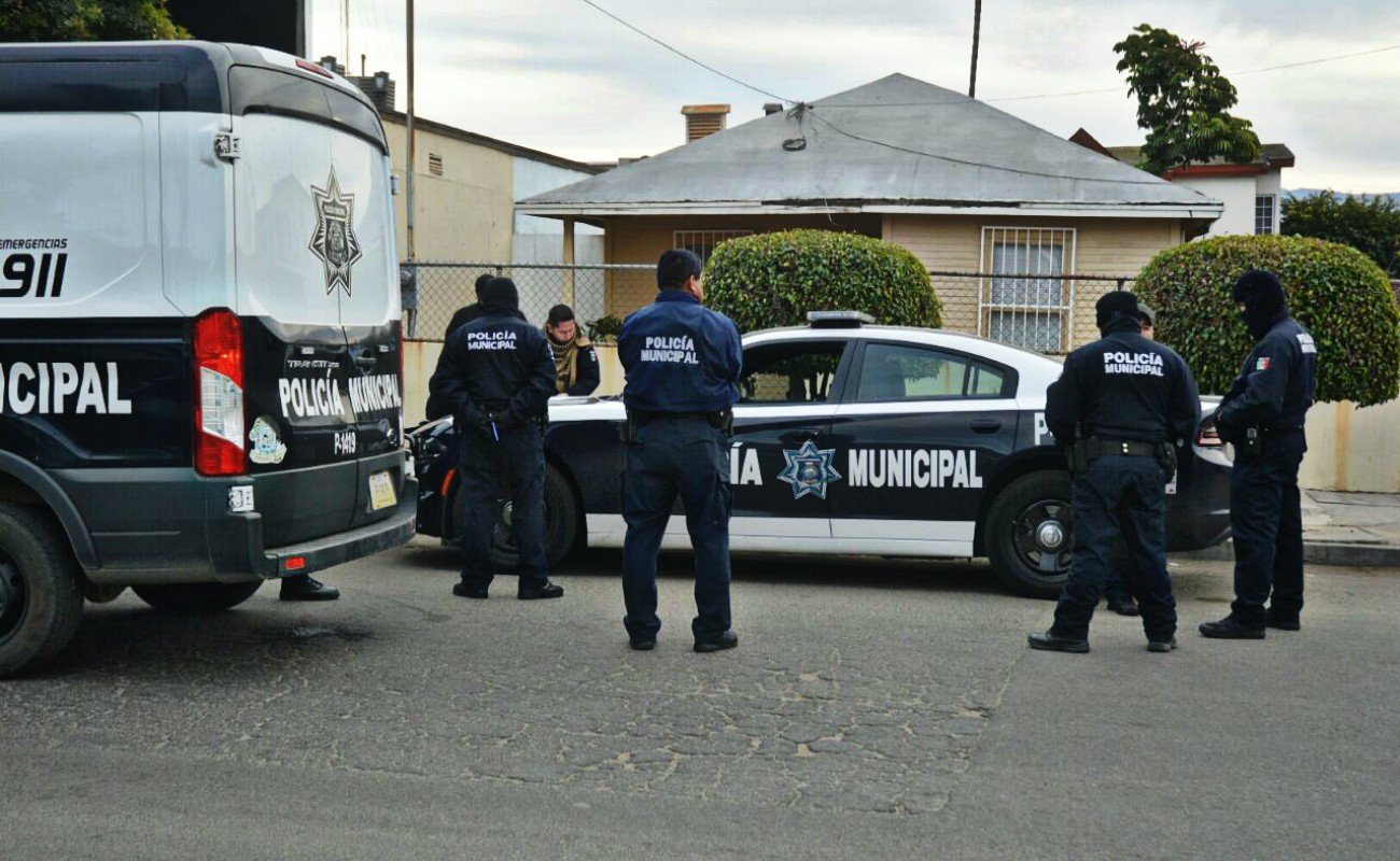 Policía grave tras balacera en Ensenada; matan al agresor