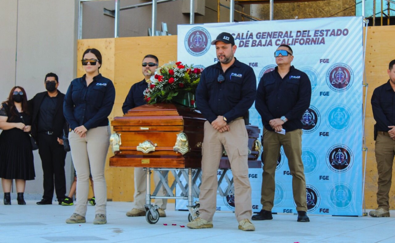 Con honores fúnebres despiden elementos de la Agencia Estatal de Investigación a compañero