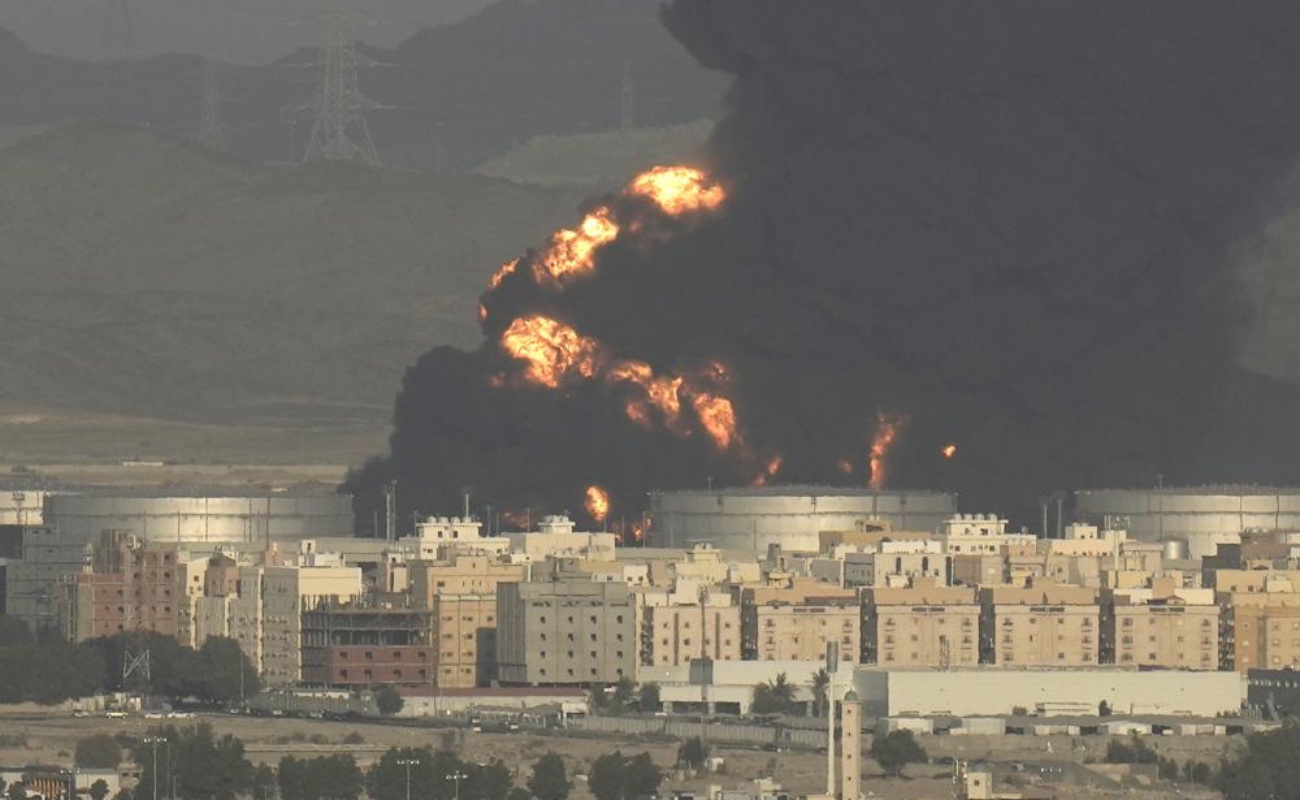 Atacan rebeldes hutíes depósito petrolero en Arabia Saudita, previo al Gran Premio de F1