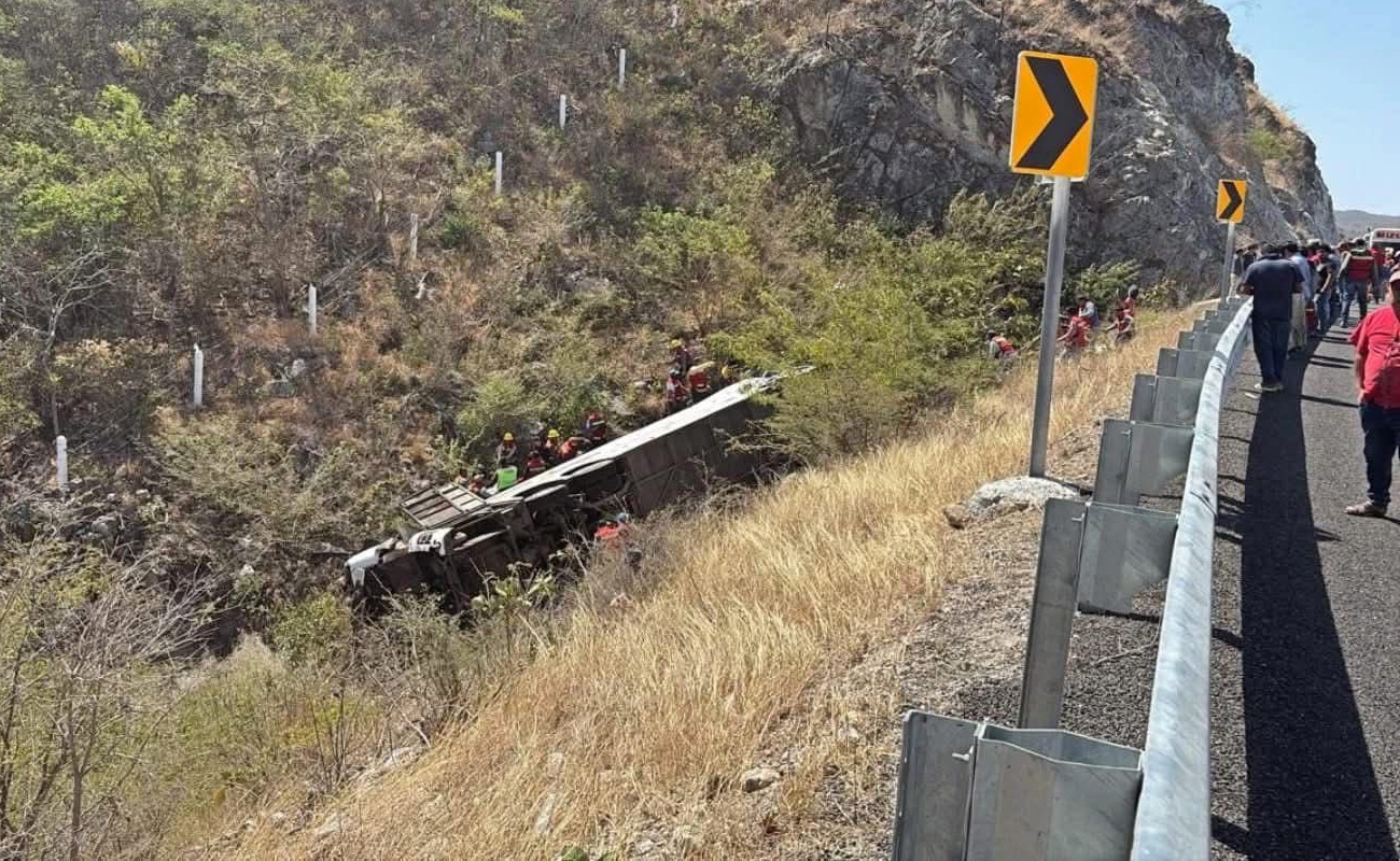 Volcadura de autobús deja 18 simpatizantes de Morena muertos