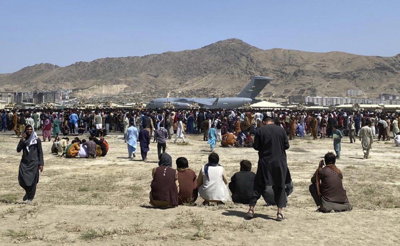 Anuncian talibanes “amnistía” en Afganistán e invitan a mujeres a unirse al Gobierno