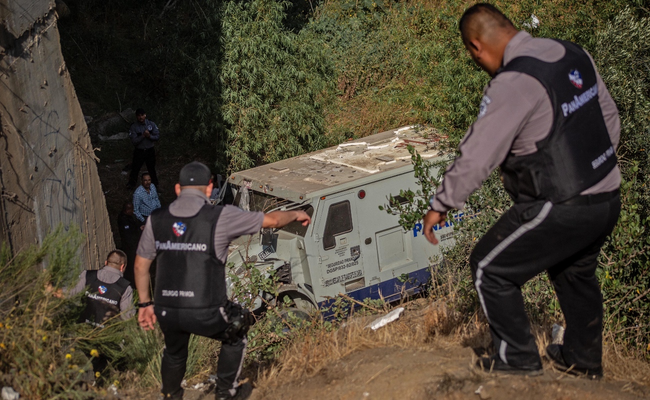 Un custodio muerto y tres heridos, deja volcadura de camión de valores