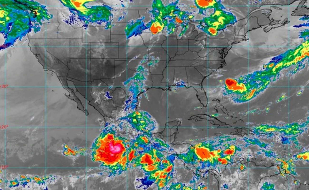 Avanza huracán Blas hacia costas de Colima y Michoacán