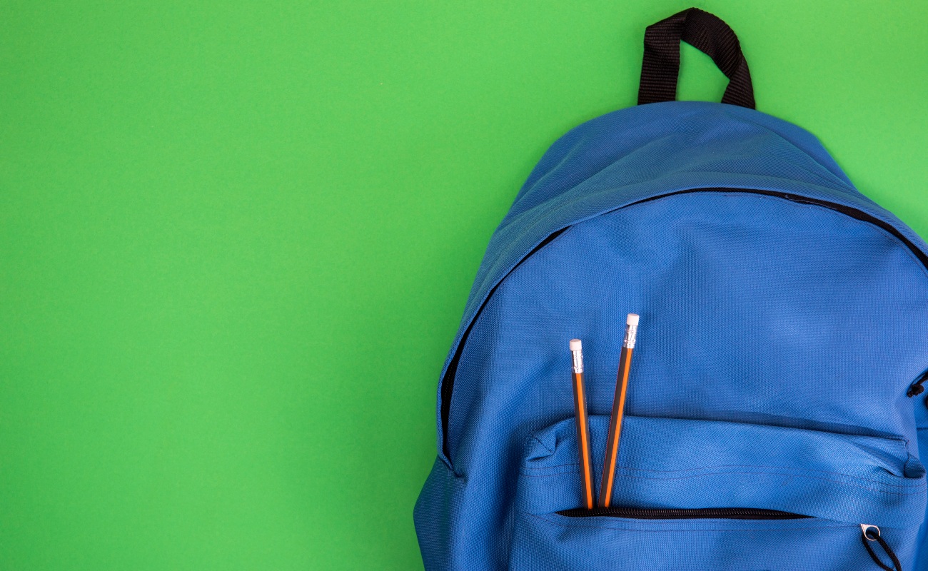 Alertan sobre daños en columna vertebral de menores por ir a escuela con mochilas pesadas