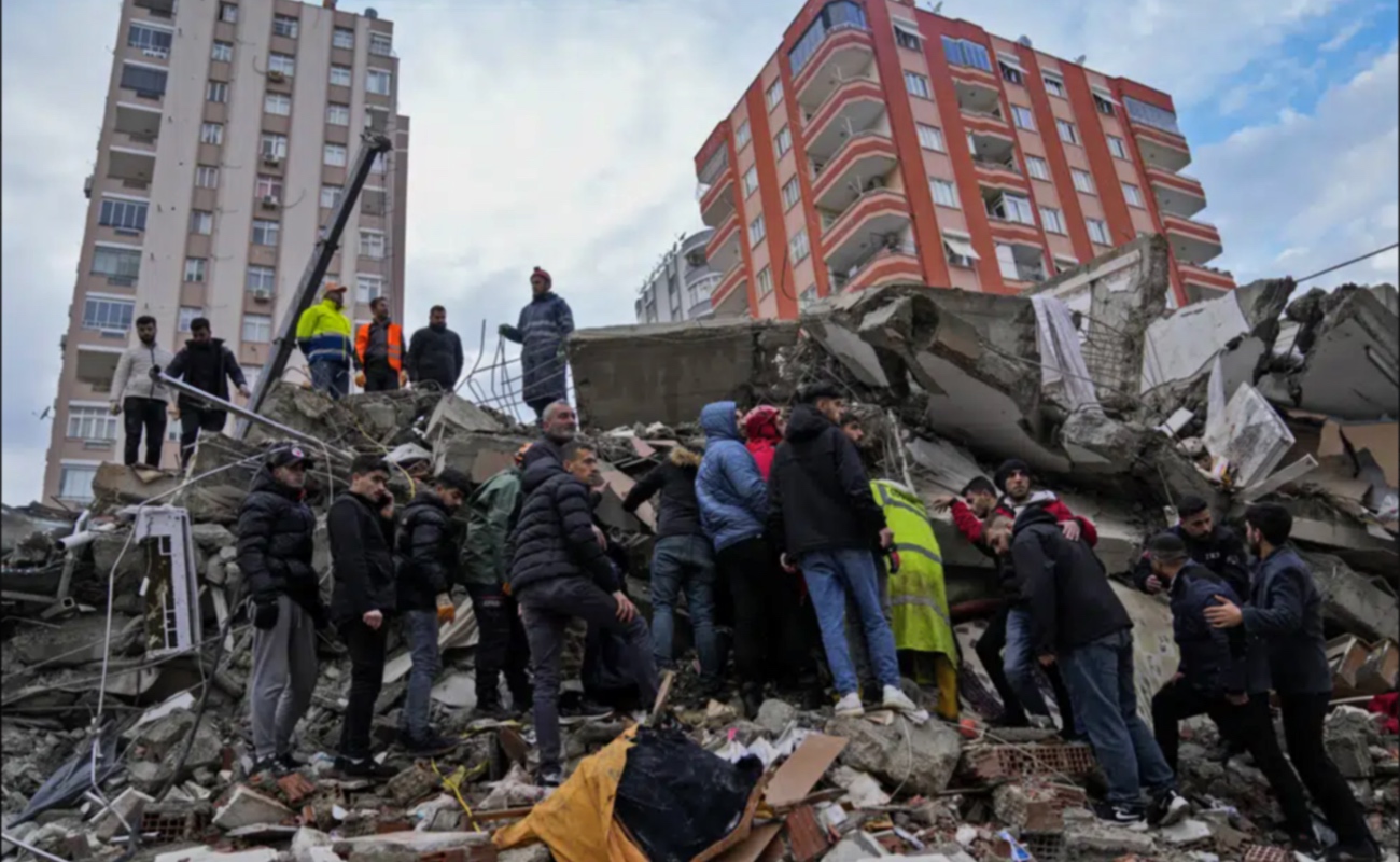 Suman más de 2 mil 300 los muertos por terremoto en Turquía y Siria