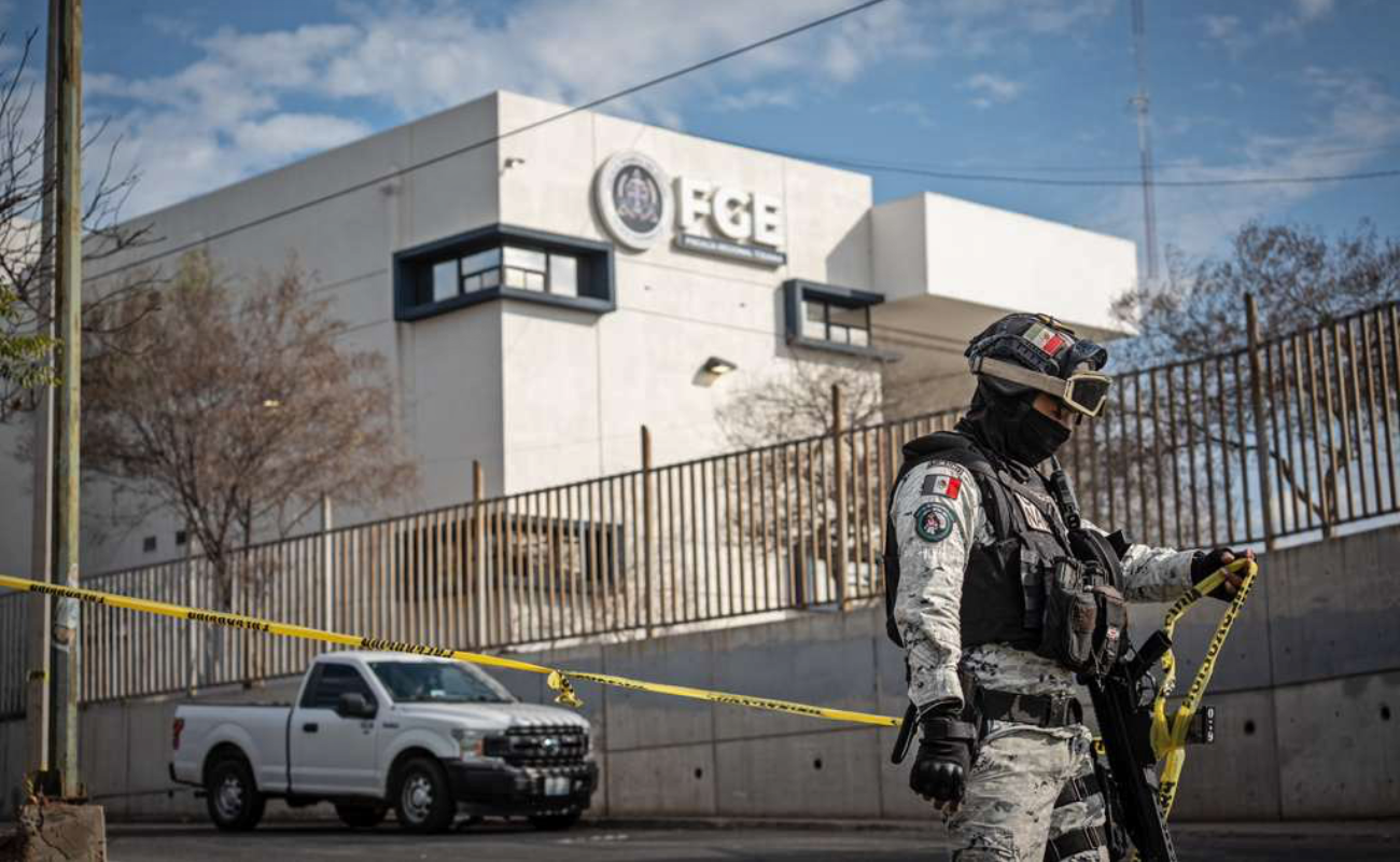 Dejan restos humanos y mensaje con amenazas en la Fiscalía BC
