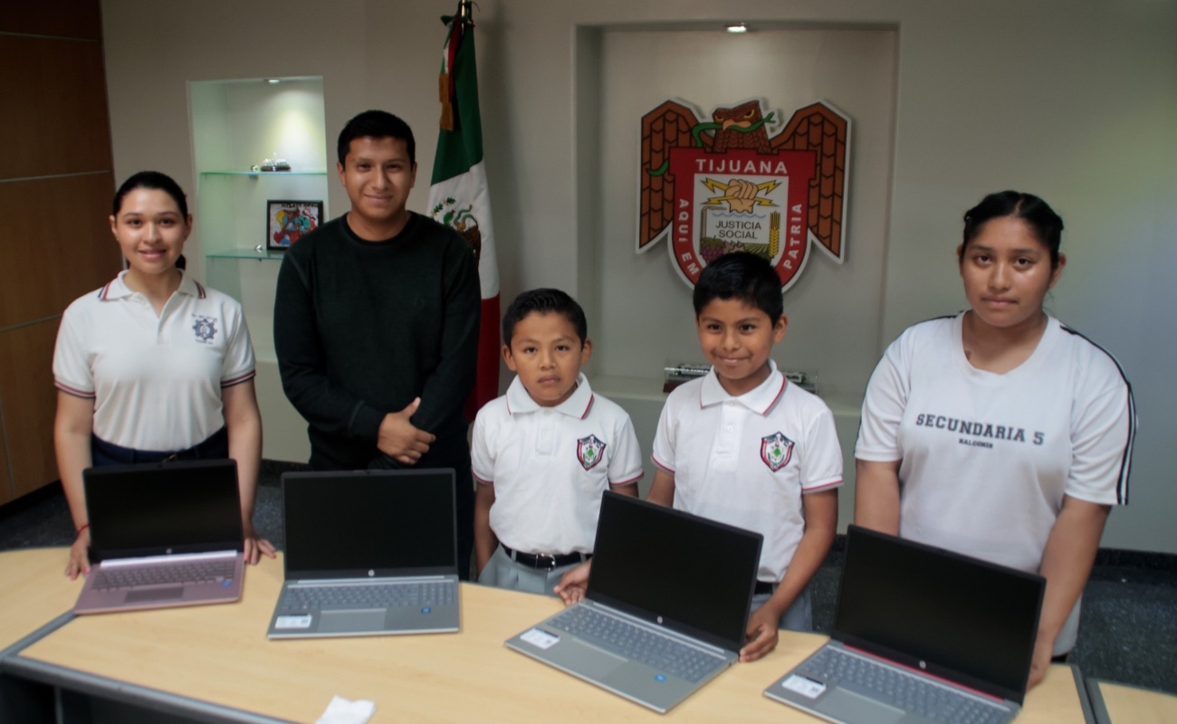 Entrega Ayuntamiento laptops a estudiantes