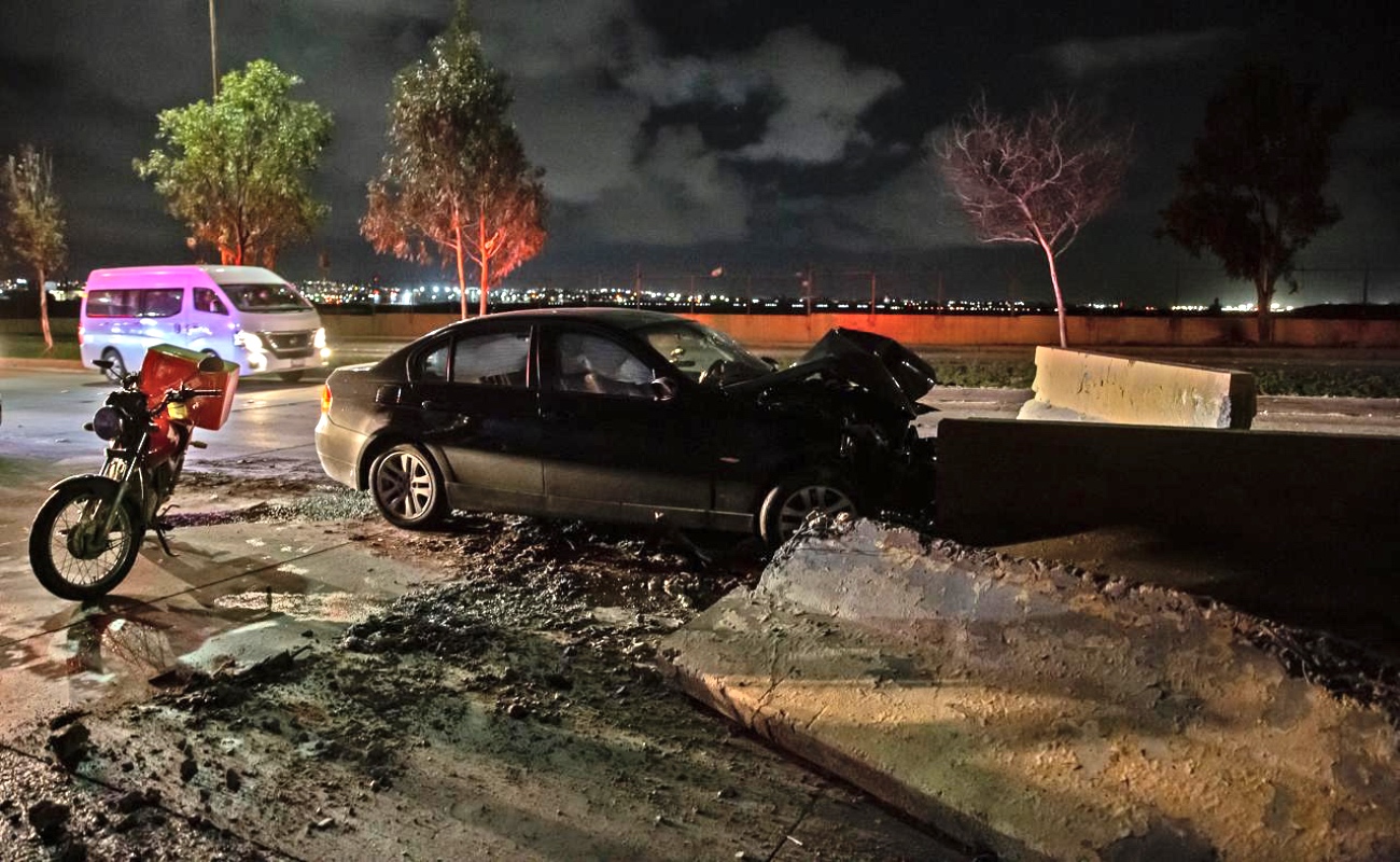 Choca su BMW contra muros de la Línea Sentri