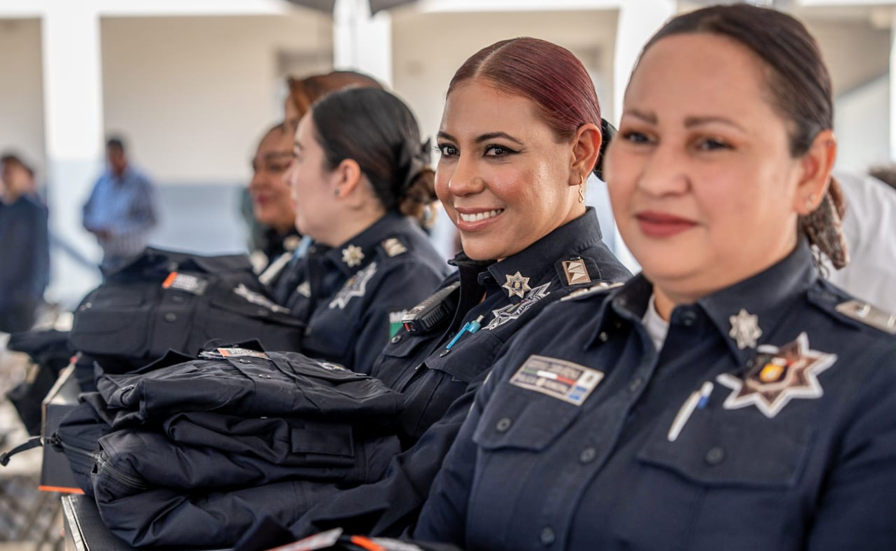 Entrega Ayuntamiento uniformes a policías