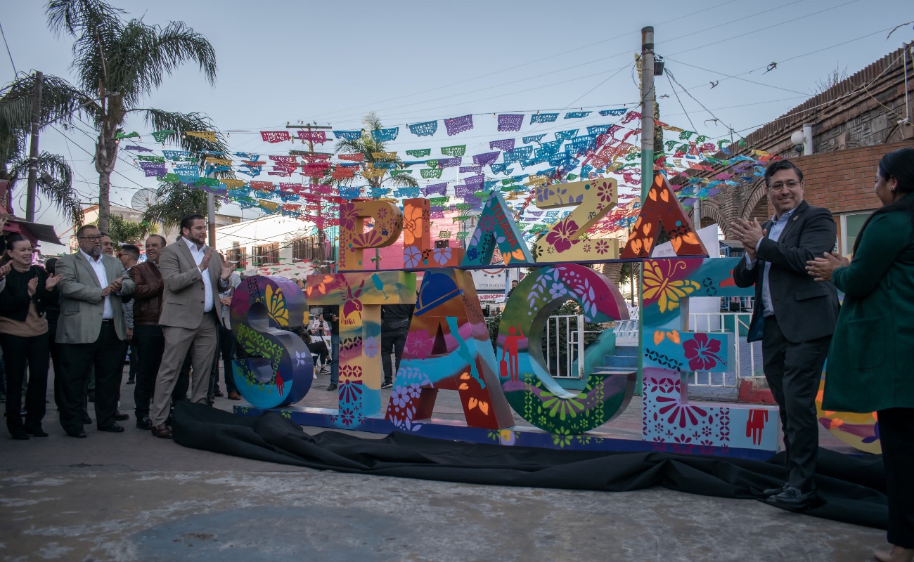 Develan letras monumentales en la Plaza Santa Cecilia de la Zona Centro