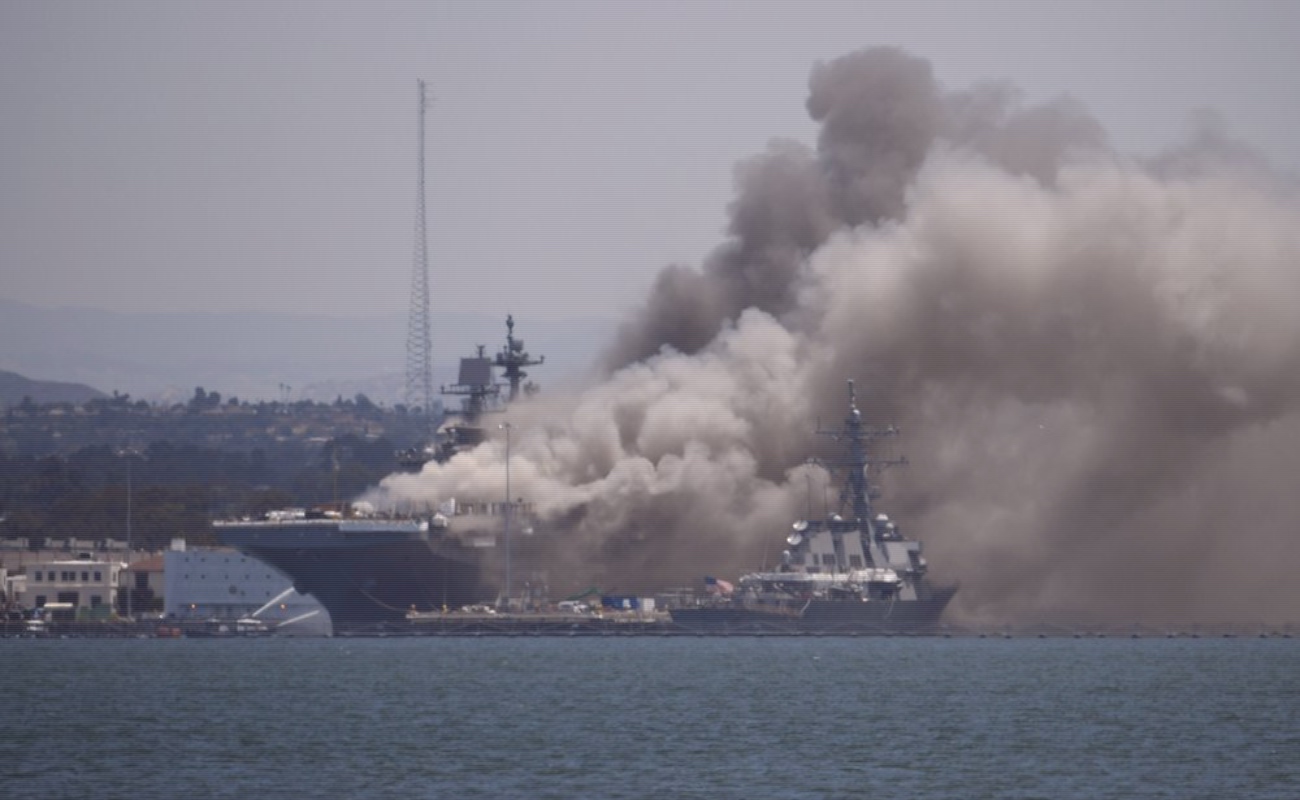 Deja 18 heridos incendio en barco de la Fuerza Naval en San Diego