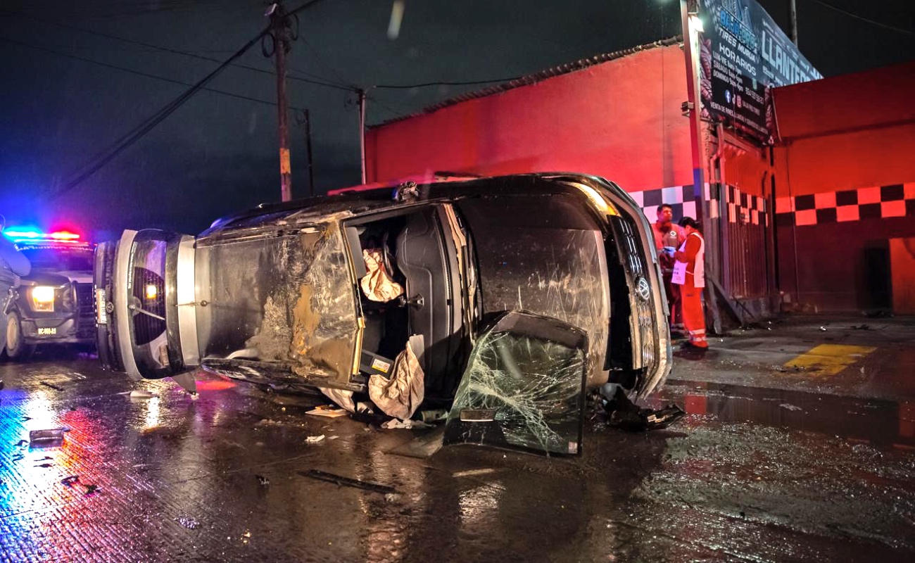 Joven volcó su vehículo y derribó un poste en el Alamar