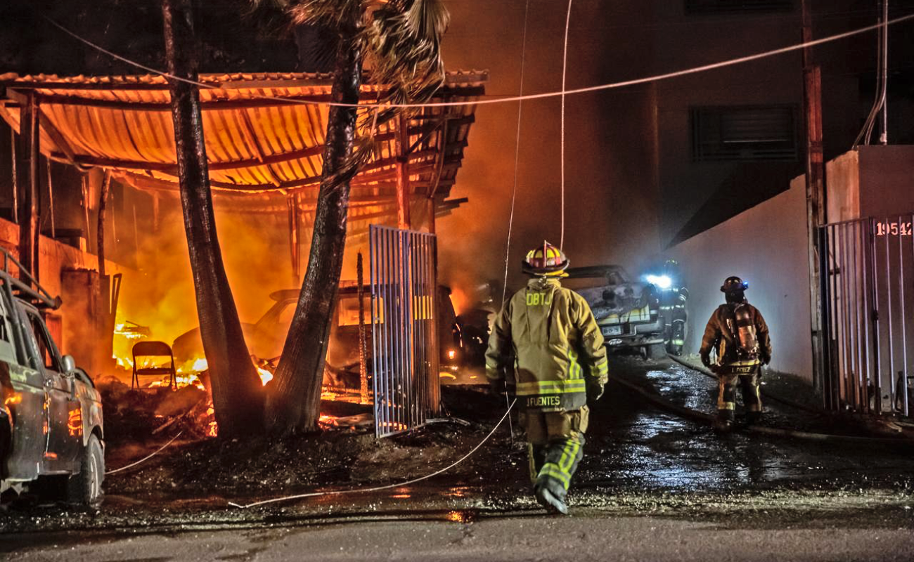 Incendio destruye dos talleres mecánicos y una casa en Torres del Lago