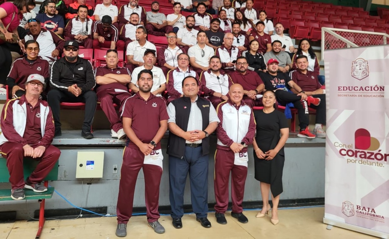Entregan material deportivo a docentes de educación física en Tecate