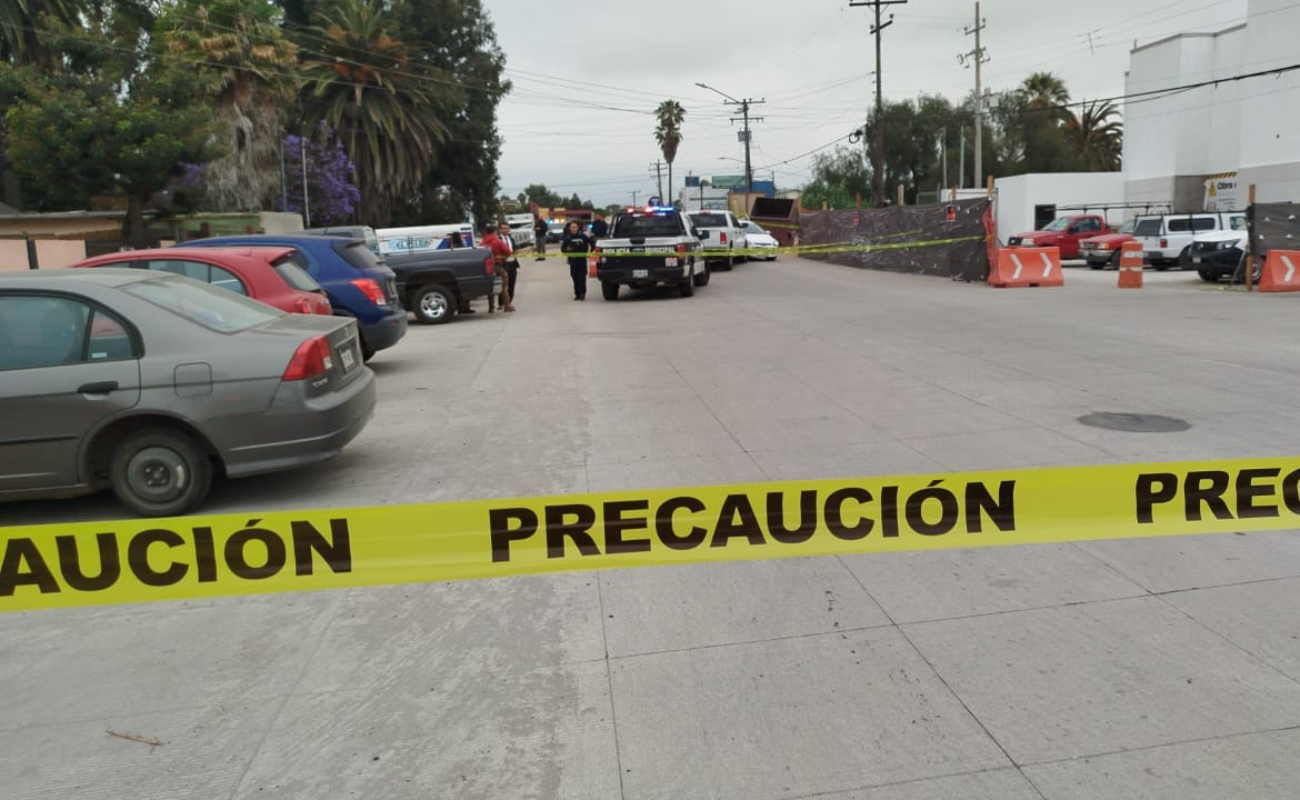 Baleado llega pidiendo auxilio a la Estación Central de Policía en Ensenada