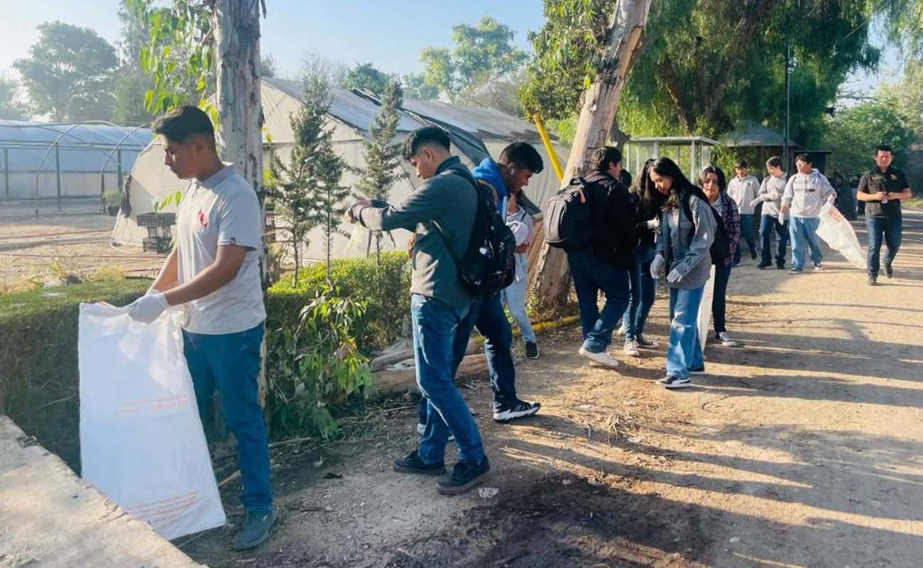 Participan estudiantes del CECyTE en Jornada de Limpieza en Parque Morelos